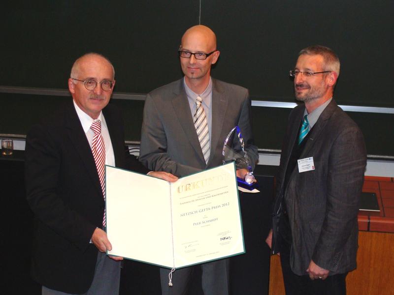Im Bild (v. re.): der Präsident der GEFTA, Michael Feist (Humboldt-Uni Berlin), der Preisträger Peer Schmidt (Hochschule Lausitz) und Ekkehard Füglein (Firma Netzsch). 