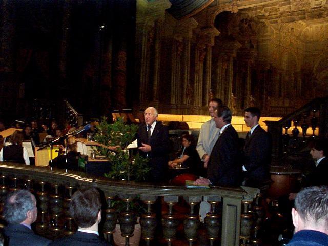 Prof. Schütz (links) bei der Preisverleihung an Christian Heinischen (rechts) und Daniel Theurer (2.von links), dazwischen Bayreuths Uni-Präsident Prof. Helmut Ruppert