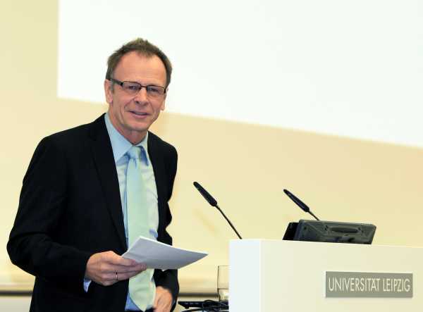 Prof. Dr. Josef Haslinger bei seinem Festvortrag Foto: Swen Reichhold