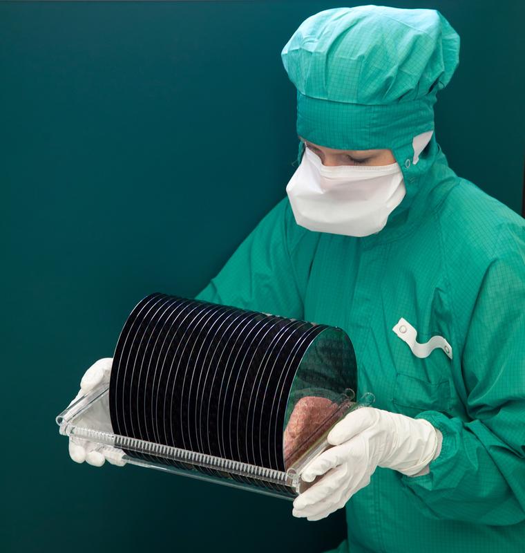 Eine Mitarbeiterin im MST Lab & Fab, in dem das Post Processing von Chips stattfindet.