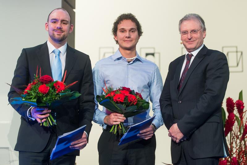 vlnr: Die Preisträger Sören Simon Petersen und Maxim Camillo Matros mit dem Stellvertretenden Direktor des DIN, Rüdiger Marquardt, bei der Preisvergabe