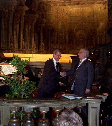 Mit der Überreichung der Urkunde ist Heinz Greiffenberger als Ehrenseneator Mitglied der Universität Bayreuth