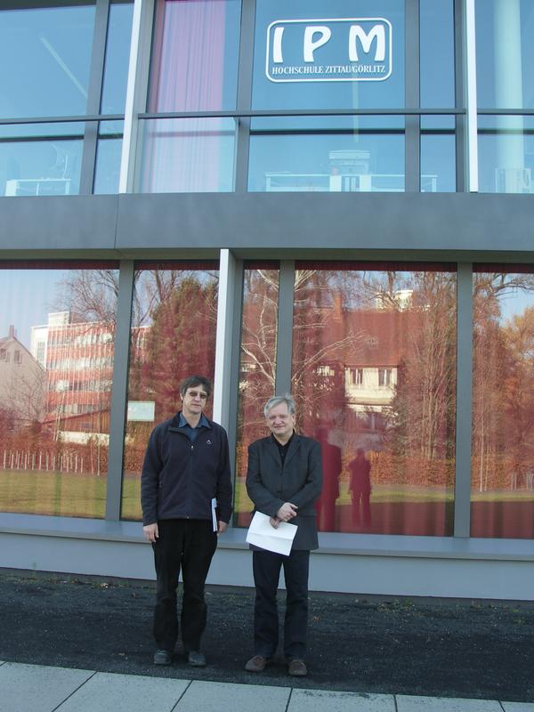 Prof. van Schoor (links) und Prof. Worlitz vor dem IPM