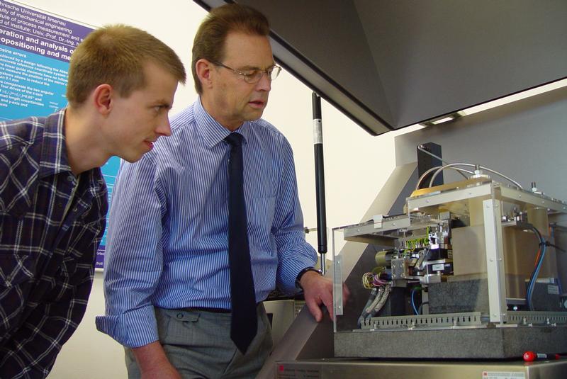 Professor Gerd Jäger und sein Mitarbeiter Norbert Hofmann an der in Ilmenau entwickelten genauesten Nanomess- und Nanopositioniermaschine der Welt 