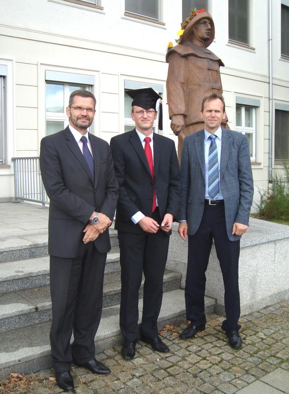 Auf dem Foto (v. li.): Dr. Michael Strzodka, der frisch gebackene Doktor der Naturwissenschaften, Hans-Michael Siebert, Professor K.-Peter Stahmann vor dem Hauptgebäude der Hochschule Lausitz in Senftenberg.