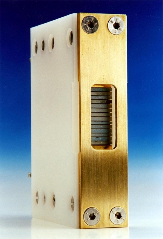 Durch Stapeln einzelner Diodenlaser zu Stacks werden Leistungen bis in den kW-Bereich erzielt. Dieser Stack besteht aus 14 Laserbarren. (Bild kann bei der Redaktion in Farbe bestellt werden.)