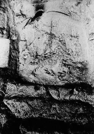 Auf dem 1997 gefundenen Relief wurde der Kopf des Mithras abgeschlagen und durch ein christliches Kreuz ersetzt.