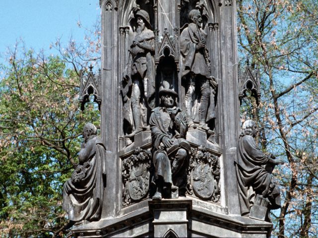 Das Rubenow-Denkmal vor der Restaurierung.	              