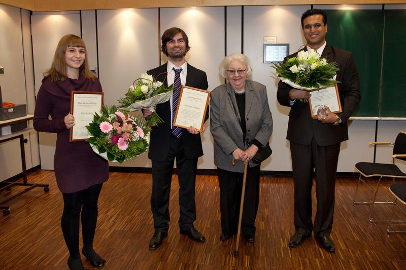 Preisträger mit der Stifterin. Von links nach rechts: Alina Steinbach, Dr. Andreas Hansen, Ursula Bonnen, Dr. Kallol Ray
