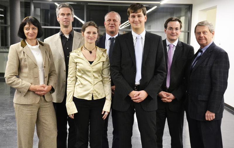 v.li. FH-Präsidentin Prof. Dr. Kerstin Wydra. Prof. Thomas Staemmler, Lydia Messerschmidt, Dr. Arnulf von Ulmann (Förderverein Konservierung und Restaurierung), Martin Papenfuß, Prof. Dr. Volker Herwig, Fördervereinsvorsitzender Wolfgang Reisen.