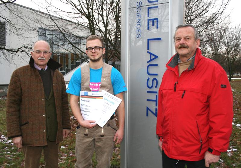 Jan Redeker (Mitte) mit den Vätern seiner Erfolge, Prof. Dr. Claus König (li.) und Ralph Atrott vor der Hochschule Lausitz in Cottbus. 