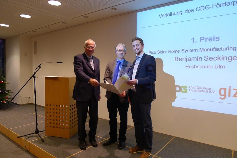 Verleihung des Carl-Duisberg-Preises an Benjamin Seckinger (rechts), Hochschule Ulm, durch Jochen Voß (links), Vorstandsvorsitzender der Carl-Duisberg-Gesellschaft, und Professor Dr. Manfred Wehrheim(Mitte), Prorektor der Hochschule Ulm