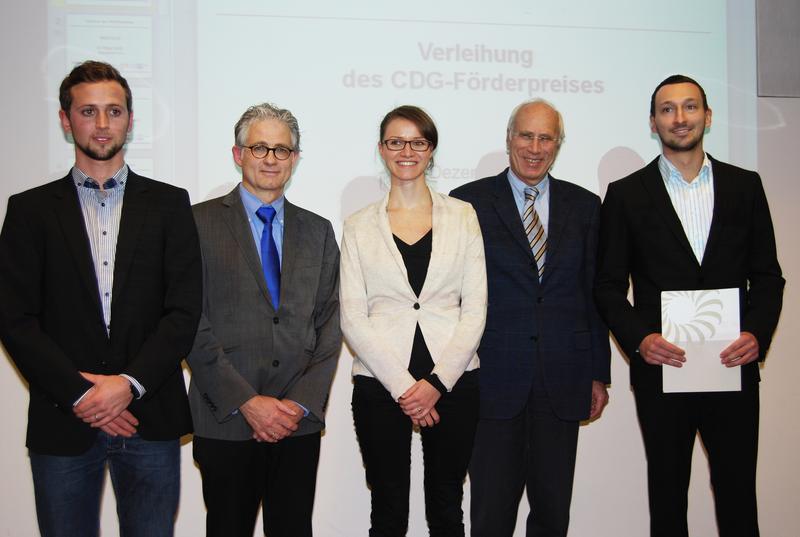 Verleihung des Carl-Duisberg-Preises (von links nach rechts): Benjamin Seckinger (1. Preis), Professor Dr. Manfred Wehrheim, Prorektor der Hochschule Ulm, Verena Maurer (2. Preis), Jochen Voß, Vorstandsvorsitzender der Carl-Duisberg-Gesellschaft, und Michael Sift (2. Preis)