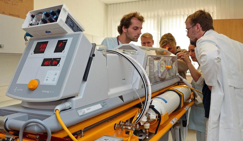 Mit dem neuen Inkubatorsystem, dem dritten dieser Art in Deutschland überhaupt, kann das Team der UKJ-Kinderradiologie um Prof. Dr. Hans-Joachim Mentzel (r.) nun auch Frühgeborene im MRT untersuchen. 