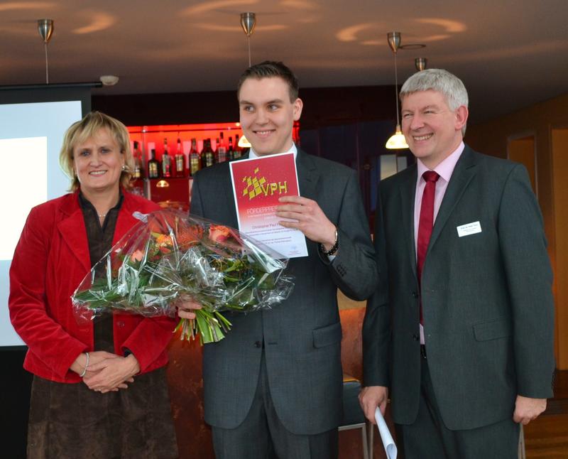 v.l.n.r.: Prof. Dr. P.H. Johanne Pundt MPH (Dekanin Fachbereich Gesundheitsökonomie an der APOLLON Hochschule), Christopher Floßbach (Preisträger), Prof. Dr. Peter Thuy (VPH Vorstand)