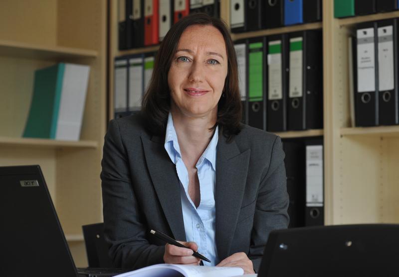 Die Jenaer Wissenschaftlerin Prof. Dr. Gabriele Wilz hat ermittelt, dass die pflegenden Angehörigen gerade die regelmäßigen Kontakte mit qualifizierten Psychologinnen als besonders hilfreich erleben. 