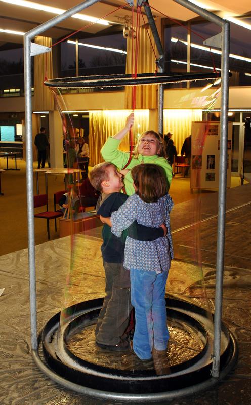 Die Ausstellung „Mathematik zum Anfassen“ ist vom 22.-27. Januar an der Universität Jena zu sehen. An insgesamt 20 interaktiven Exponaten können Interessierte experimentieren, knobeln, forschen und in eine Riesenseifenhaut steigen.