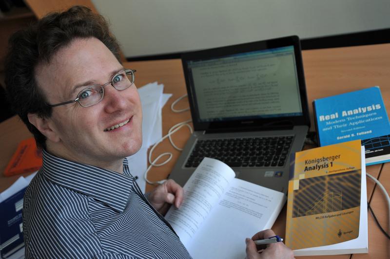 Prof. Dr. David Hasler von der Uni Jena analysiert physikalische Phänomene anhand mathematischer Modelle.