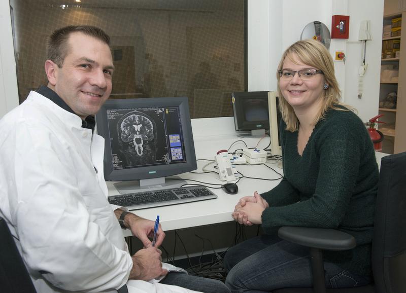 Bei der Auswertung eines Hirnscans: Privatdozent Dr. Klaus Fließbach und Katarina Kuss untersuchten Effekte von Anstrengung auf die Belohnungsverarbeitung im Gehirn.