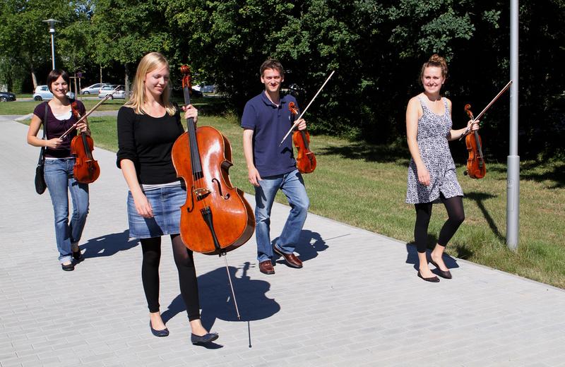 Der Weg ist geebnet für das Streichquartett der Universität Regensburg (v.l.n.r. Lisa Klimbacher, Elisabeth Seitz, David Peterhoff und Cosima May).