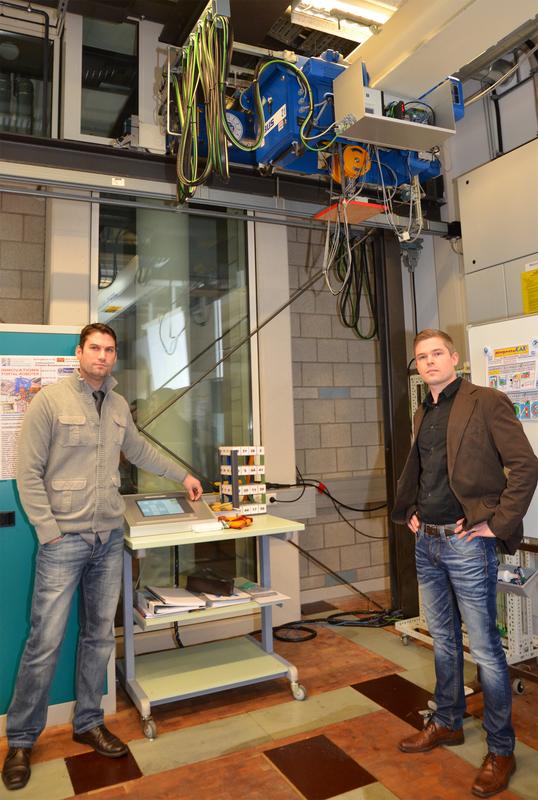 Dipl.-Ing. (FH) Timo Dommermuth (links) und Veit Neuhaus demonstrierten den Portalroboter.