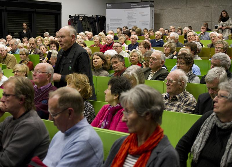 GenerationenHochschul-Referent Werner Kropf eröffnete mit seinem Vortrag „Welternährungsprobleme - Hat die Erde Brot für alle?“ eine spannende Diskussion mit den interessierten Teilnehmern.