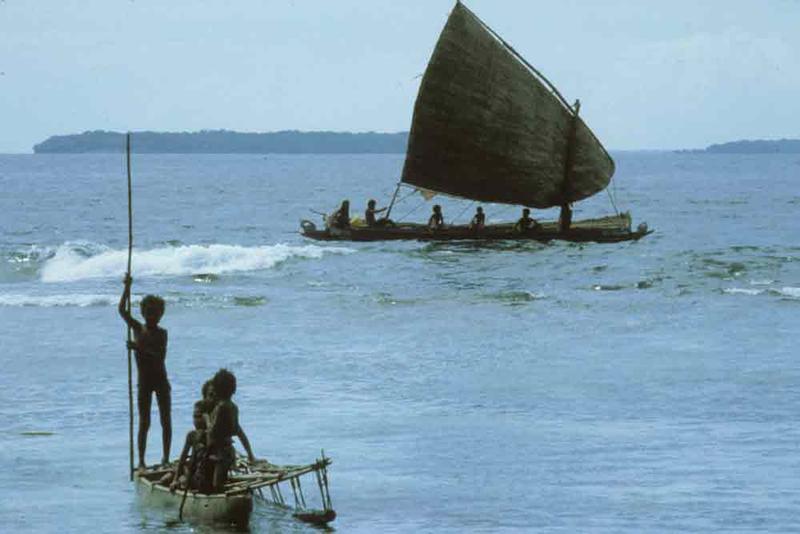 Vor 4000 Jahren war Australien nicht mehr mit dem Festland verbunden, wie es während der Eiszeit der Fall gewesen war. Die Neuankömmlinge kamen also per Schiff über das Meer.