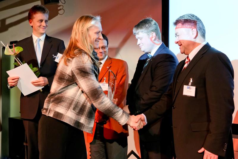Prof. Dr. Birgitta Wolff und Juryvorsitzender Prof. Dr. Dr. Thomas Schildhauer (links) gratulieren den beiden TECLA-Netzwerkmanagern Uwe Witczak (rechts) und Christian Reinboth (2.v.r.) sowie KAT-Vertreter Thomas Lohr (3.v.r.) zum dritten Platz beim Hugo Junkers-Innovationswettbewerb.