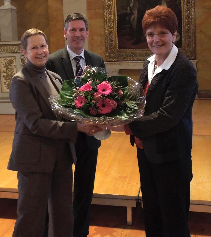 Gratulierten Vizepräsidentin Prof. Dr. Hiltraud Casper-Hehne (rechts) zur erneuten Wahl: Universitätspräsidentin Prof. Dr. Ulrike Beisiegel und der hauptberufliche Vizepräsident der Hochschule Markus Hoppe.