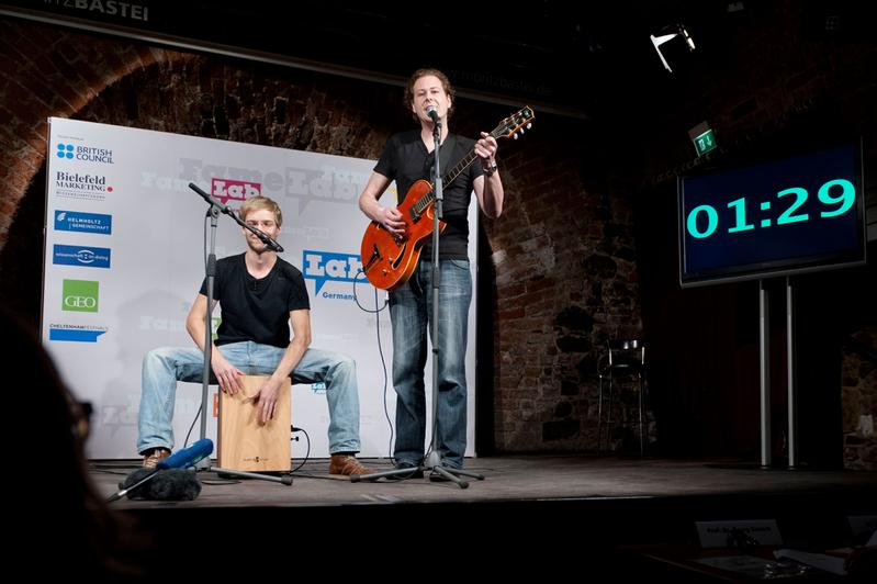 Das rockende Physiker-Duo Johannes Zierenberg und Matti Gralka (Uni Leipzig) gewinnt den regionalen FameLab-Wettbewerb Sachsen 2012.