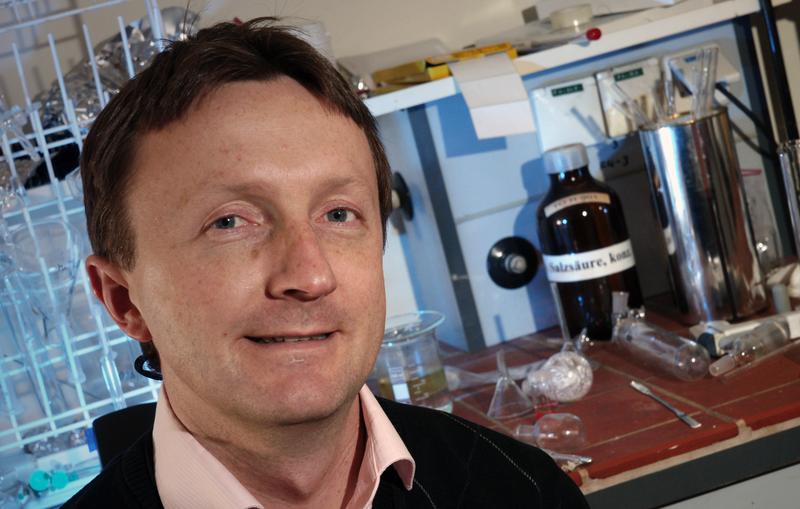 Prof. Dr. Alexander Schiller überreichte an die erfolgreichen Chemie-Studenten der Universität Jena eine Urkunde verbunden mit einer einjährigen kostenlosen Mitgliedschaft in der GDCh.
