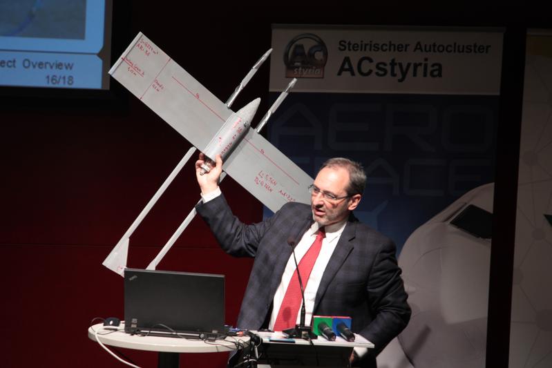 Bruno Wiesler, Studiengangsleiter „Luftfahrt/ Aviation“ der FH JOANNEUM,  zog eine erfreuliche Bilanz zum Projekt „fly high“