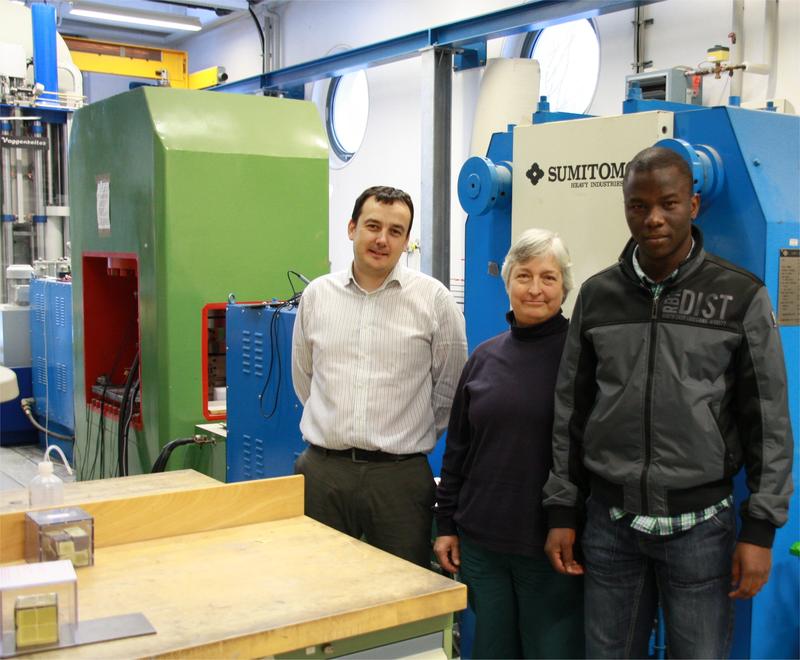 Prof. Dr. Dan Frost, Dr. Catherine McCammon und Dickson O. Ojwang im Hochdrucklabor des Bayerischen Geoinstituts (BGI) an der Universität Bayreuth.