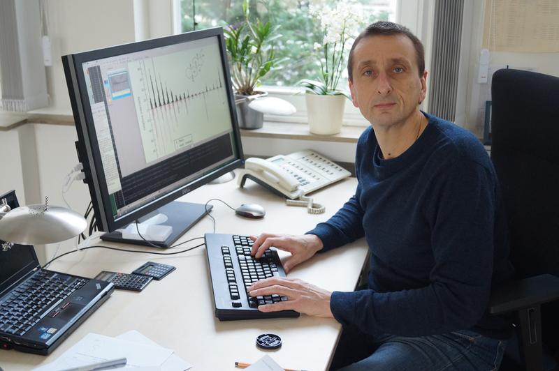 Prof. Dr. Stefan Grimme vergleicht am Computer ein berechnetes mit einem gemessenen Spektrum - der "Fingerabdruck" des Moleküls. 
