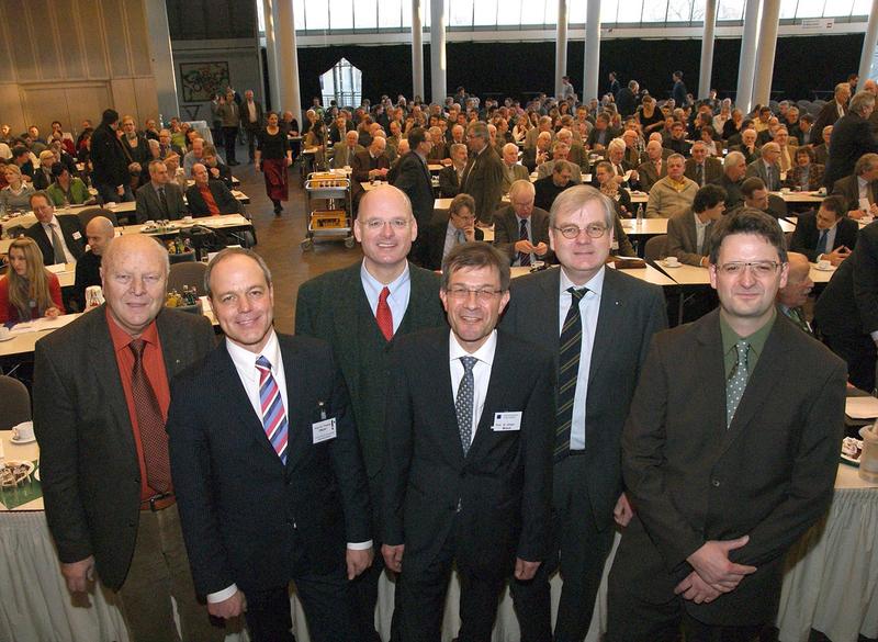 Gastgeber, Moderator und Referenten vor vollem Haus: Beim 24 Soester Agrarforum sprachen Prof. em. Dr. Wolfgang Schumacher (UNI Bonn), Prof. Dr. Thomas Weyer (FH SWF, Moderation), Ico Graf von Wedel-Gödens (Mitarbeiter bei der Europäischen Kommission), Prof. Dr. Jürgen Braun (FH SWF, Dekan des Fachbereichs Agrarwirtschaft), Hathumar Rustige (Susatia, 1. Vorsitzender) und Prof. Dr. Harald Laser (FH SWF). Nicht im Bild: Reinhild Benning (Bund für Umwelt und Naturschutz Deutschland.