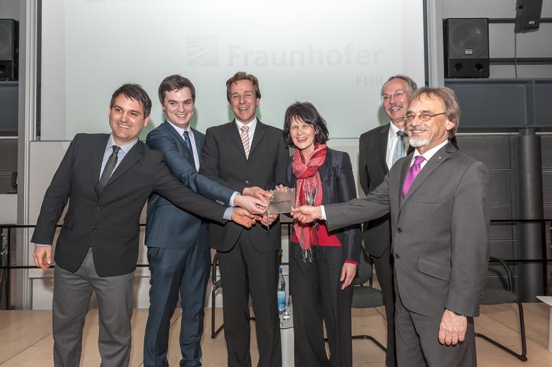 Übergabe der Schlüssel des Anwendungszentrums an die Fraunhofer-Gesellschaft. Von links: Alexander Jenal M.Sc., Immanuel Weber M.Sc., Prof. Dr. Jens Bongartz, Staatssekretärin Vera Reiß, Hochschul-Präsident Prof. Dr. Kristian Bosselmann-Cyran und Prof. Dr.-Ing. Joachim Ender, Institutsleiter Fraunhofer FHR.