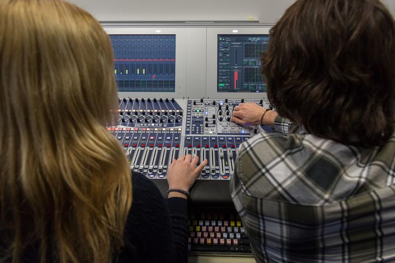 Im Regieraum des Aufnahmestudios steht das neue Mischpult. Gemeinsam mit dem Rechner im Serverraum bildet es das Herzstück der Audio Post-Production.