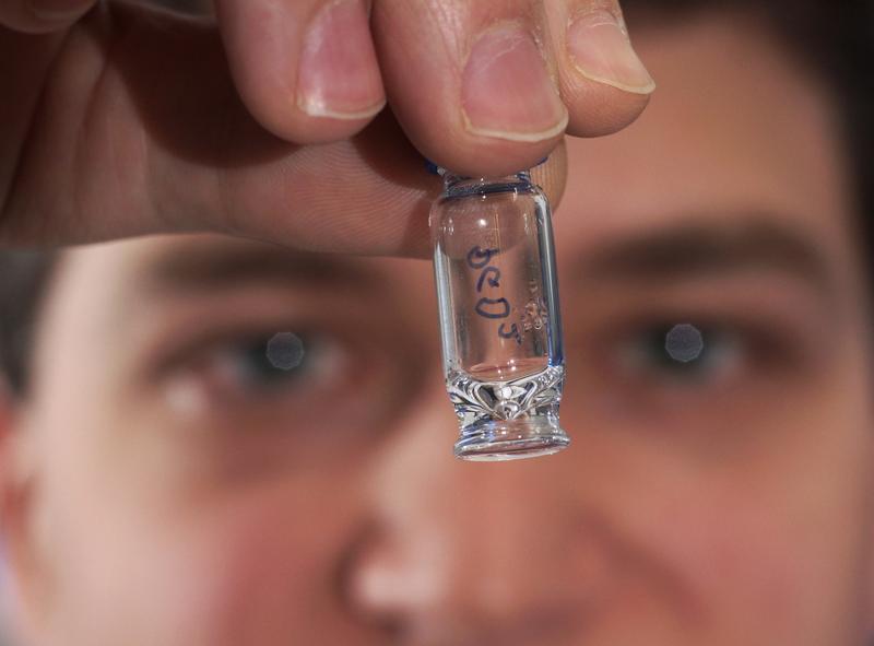 Dr. Andreas Koeberle von der Uni Jena prüft eine Lipidprobe. Der Biochemiker hat gemeinsam mit Kollegen herausgefunden, dass bestimmte Lipide aus der Zellmembran das Zellwachstum drosseln können.
