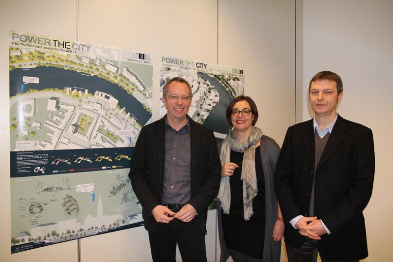 Von links: Guido Mosser, Leiter der Baudirektion Villach mit den beiden Projektleitern Anke Strittmater, Lehrende am Studiengang „Architektur“, und  Architekt Thomas Lettner bei der Präsentation der Entwürfe in Graz 