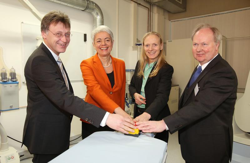 Mit einem symbolischen Knopfdruck des Rektors der Otto-von-Guericke-Universität Magdeburg, Prof. Dr.-Ing. Jens Strackeljan, der Staatssekretärin Cornelia Quennet-Thielen vom Bundesministerium für Bildung und Forschung, der Wissenschaftsministerin des Landes Sachsen-Anhalt, Prof. Dr. Birgitta Wolff, und Dr. Heinrich Kolem, CEO AX Division der Siemens AG Healthcare, (v.li.n.re.) startete das interdisziplinäre Forschungsvorhaben STIMULATE (Solution Centre for Image Guided Local Therapies).