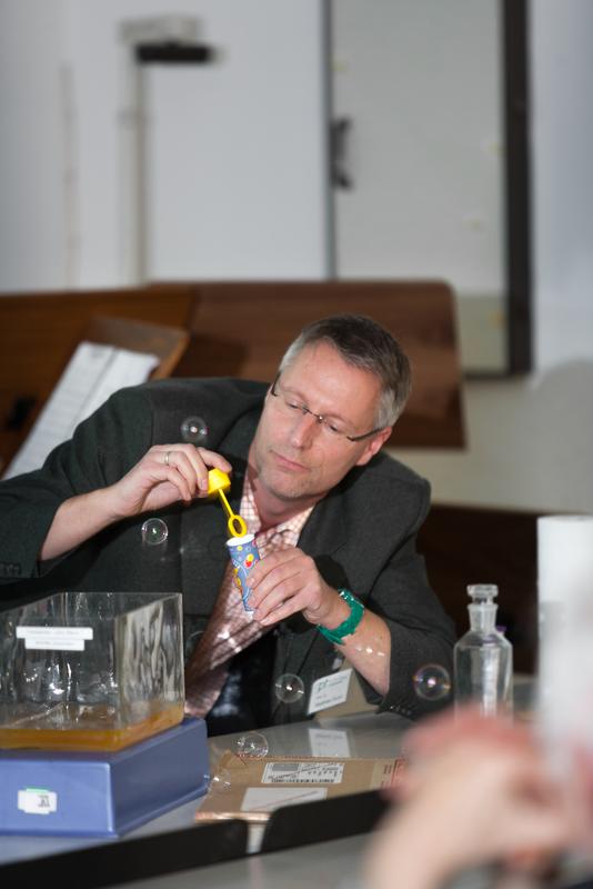 Prof. Dr. Matthias Ducci bei einem Experiment im Rahmen seines Vortrags