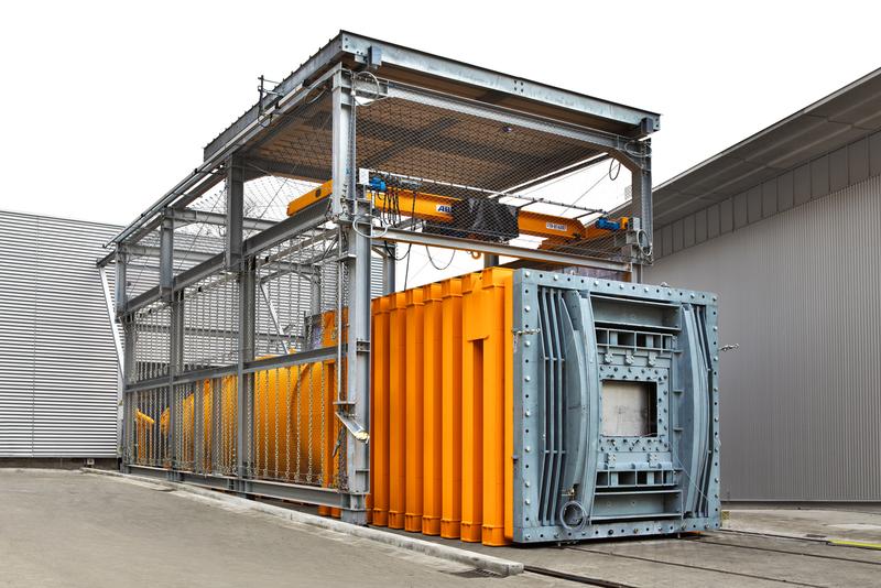 In dieser Anlage untersuchen Forscher, bei welcher Belastung Fenster und Glasfassaden zerstört werden.