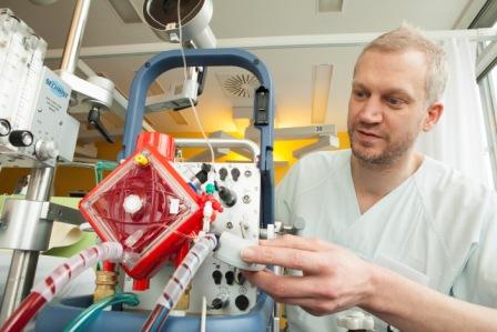 Mit diesem Gerät behandelt Oberarzt Dr. Sven Laudi am Universitätsklinikum Leipzig derzeit die schwersten Grippefälle. 