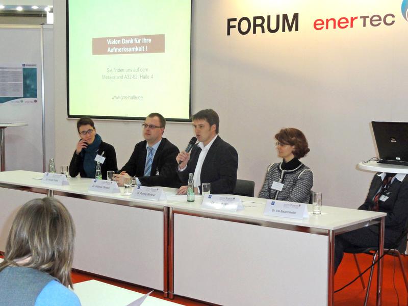 Referenten des DBFZ auf der enertec: Dr. Annett Pollex, Dr. Andreas Ortwein, Dr. Ronny Wirkner (Moderation), Dr. Janet Witt und Dr. Ute Bauermeister (v.l.n.r.) während der Podiumsdiskussion im Forum enertec dezentral. © DBFZ