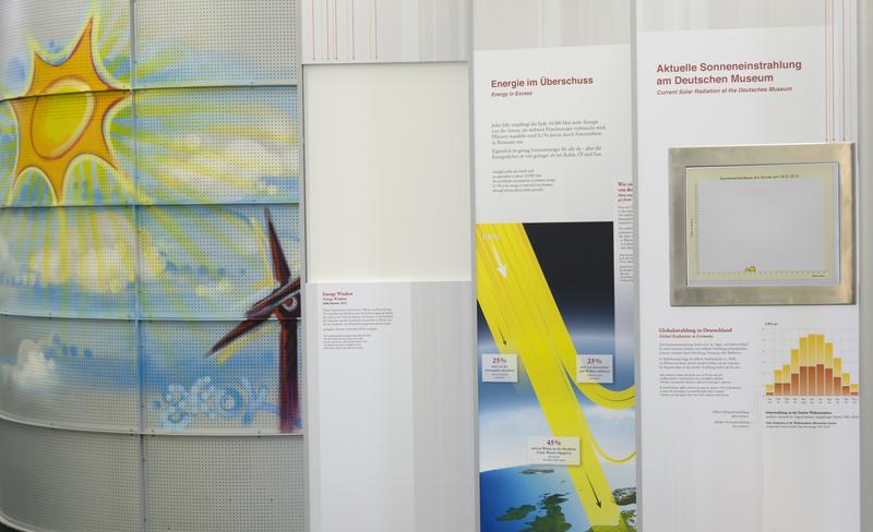 Die Medienstation zeigt die aktuelle Sonneneinstrahlung am Deutschen Museum an. Eine Infotafel erklärt wie viel Energie wir von der Sonne bekommen. 