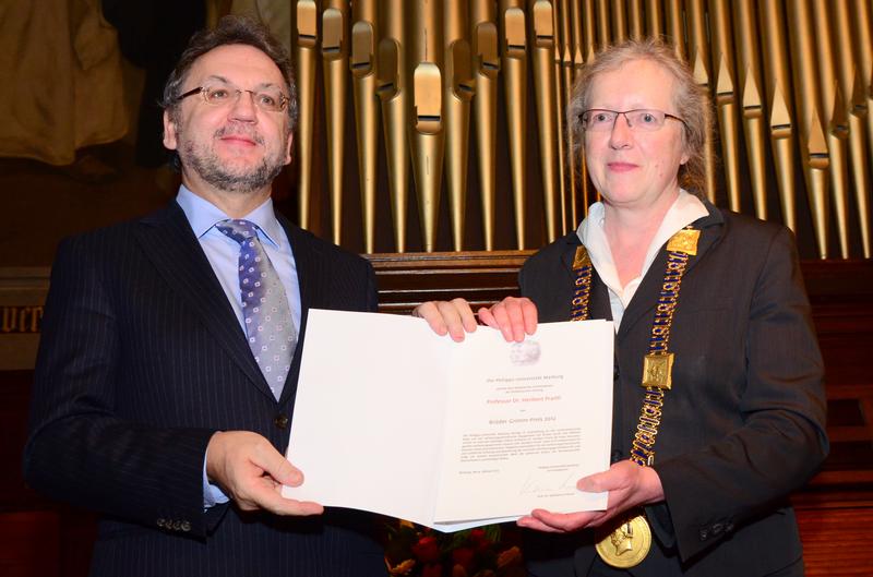 Der Journalist Professor Dr. Heribert Prantl nahm den Brüder Grimm-Preis 2012 aus den Händen von Marburgs Unipräsidentin Professorin Katharina Krause entgegen.