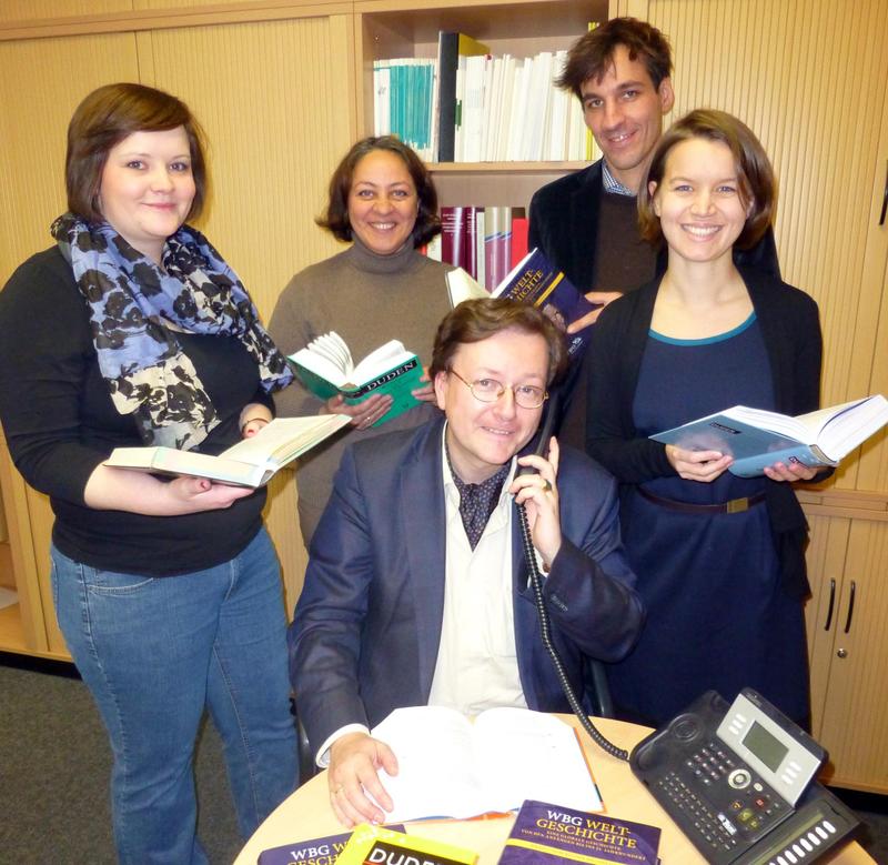 Prof. Dr. Jochen A. Bär (sitzend) mit dem Team der Sprachberatung (v.l.n.r.): Frauke Hahnenkamp, Dr. Olga Gowin, David Römer und Jana-Katharina Mende.