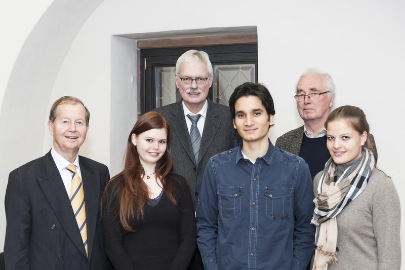 Die Stipendiaten treffen ihre Förderer. Von links nach rechts: Stiftungspräsident Friedrich Bohl, Franziska Müller, Vizepräsident Prof. Dr. Wolfgang Weidner, Özgün Tanrikulu, Vizepräsident Prof. Dr. Hans-Dieter Klenk und Lucy Bischofsberger.