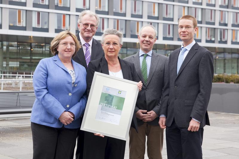Die verantwortlichen Akteure des Schilddrüsen-Referenzzentrums am Universitätsklinikum Ulm mit dem Zertifikat der Deutschen Gesellschaft für Allgemein- und Viszeralchirurgie: (von links) Prof. Dr. Theresia Weber, Prof. Dr. Bernhard Böhm, Prof. Dr. Doris Henne-Bruns, Prof. Dr. Markus Luster, Dr. Andreas Hillenbrand 