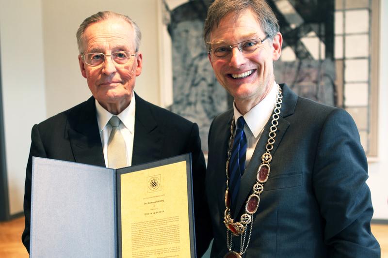 Am 8. Februar 2013 hat der Rektor Prof. Dr. Ernst-Ludwig von Thadden (re,) die Ehrensenatorenwürde der Universität Mannheim an Dr. Hermann Röchling (li.) verliehen